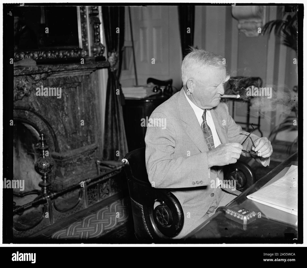 V.P. wieder auf Arbeit. Washington D.C. am 20. Juli. Gut, die von einem Urlaub in seiner Texas home ruhte, Vice President Garner nahm seine Aufgaben als heute Vorsitzende des Senats. Mit anderen Mitglieder des Senats, der stellvertretende Präsident kam in Washington in der vergangenen Nacht von Little Rock, Arche, wo er die Beerdigung von Senator Joseph T. Robinson besucht. 7/20/37 Stockfoto