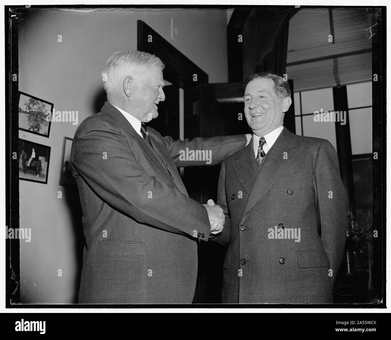 V.P. begrüßt neue Senator. Washington, D.C., 31.12.17. Rückkehr in die Hauptstadt heute bei der Eröffnung des Kongresses, Vice President John N. Garner grüßt Senator-Elect Sheridan Downey von Kalifornien, der als einer der ersten Anrufer, 12/17/38 Stockfoto