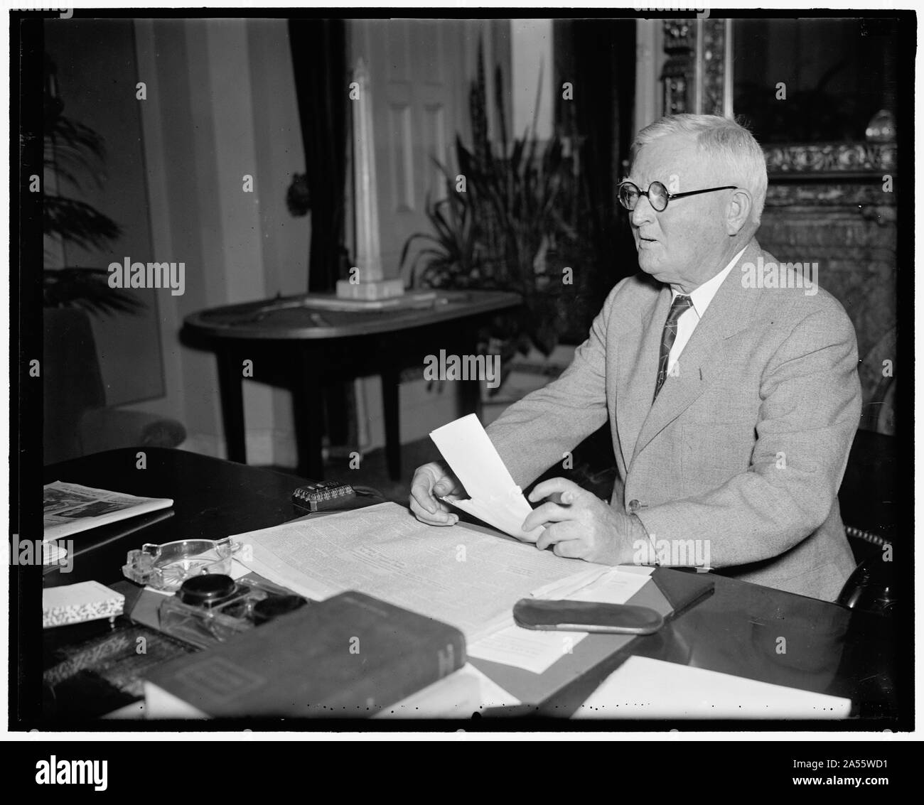 V.P. wieder auf Arbeit. Washington D.C. am 20. Juli. Gut, die von einem Urlaub in seiner Texas home ruhte, Vice President Garner nahm seine Aufgaben als heute Vorsitzende des Senats. Mit anderen Mitglieder des Senats, der stellvertretende Präsident kam in Washington in der vergangenen Nacht von Little Rock, Arche, wo er die Beerdigung von Senator Joseph T. Robinson besucht. 7/20/37 Stockfoto