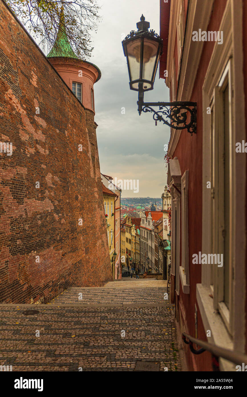 Alte mittelalterliche engen gepflasterten Straße in Hradcany Bezirk, Prag - Tschechische Republik Stockfoto