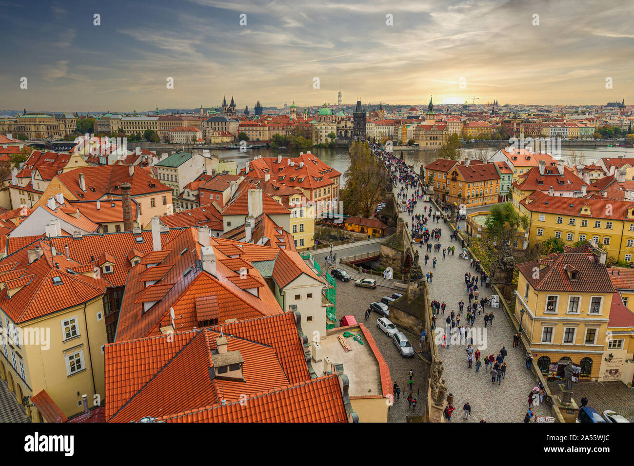Ansicht von oben auf die Karlsbrücke in Prag - Tschechische Republik Stockfoto