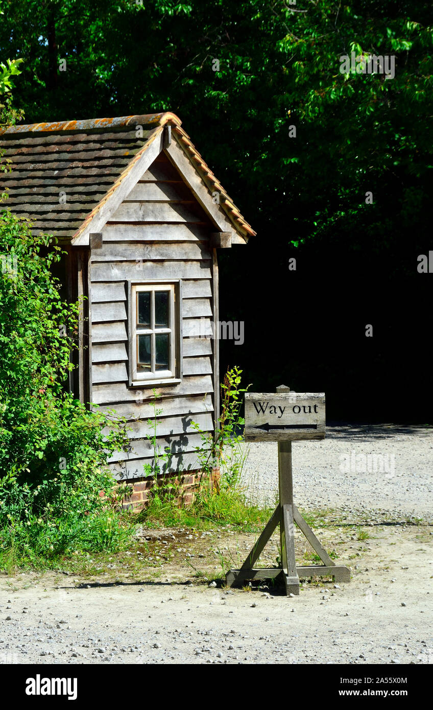 Cranbrook, Kent, England. Weg aus Zeichen, das von einem kleinen Holzhütte (Parkplatz) Stockfoto