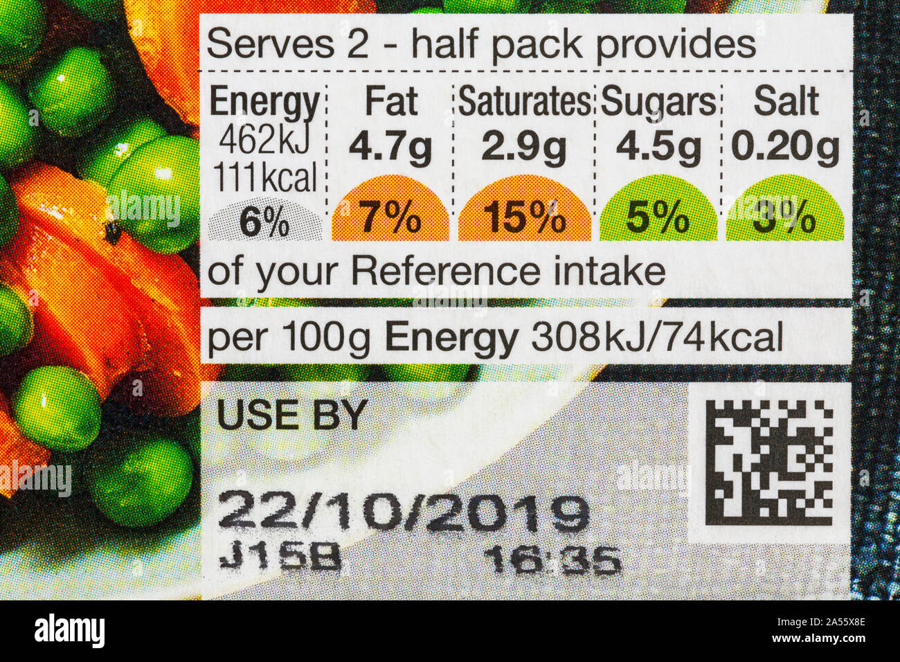 Nährwertangaben Ampel system Kennzeichnung farbcodierten Aufkleber auf der Packung mit Erbsen und Möhren Gemüse Stockfoto