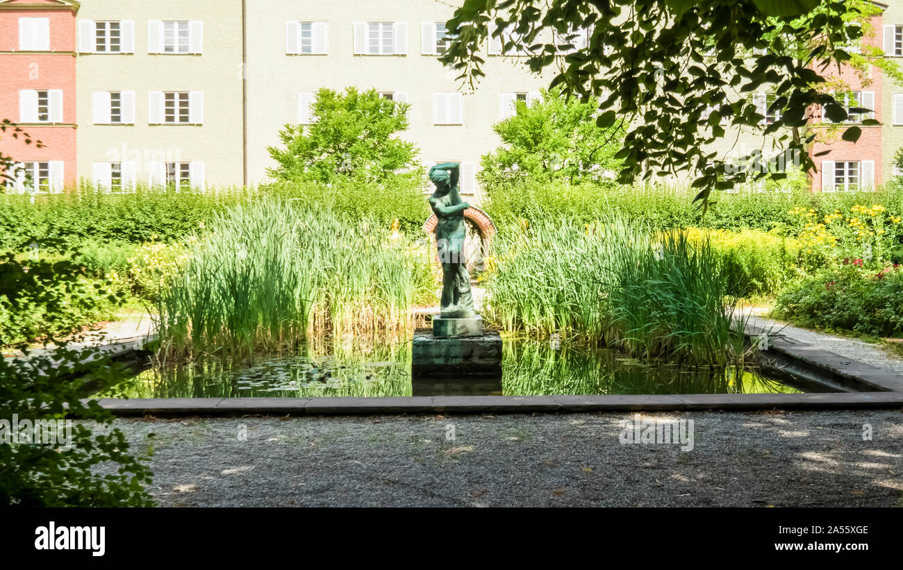 München 2019. Kleine Werke der bildenden Kunst durch Borstei, Wohnanlage im Stadtteil Moosach. Als Schlafsaal Bereich eines Unternehmens gebaut, derzeit ist es Stockfoto