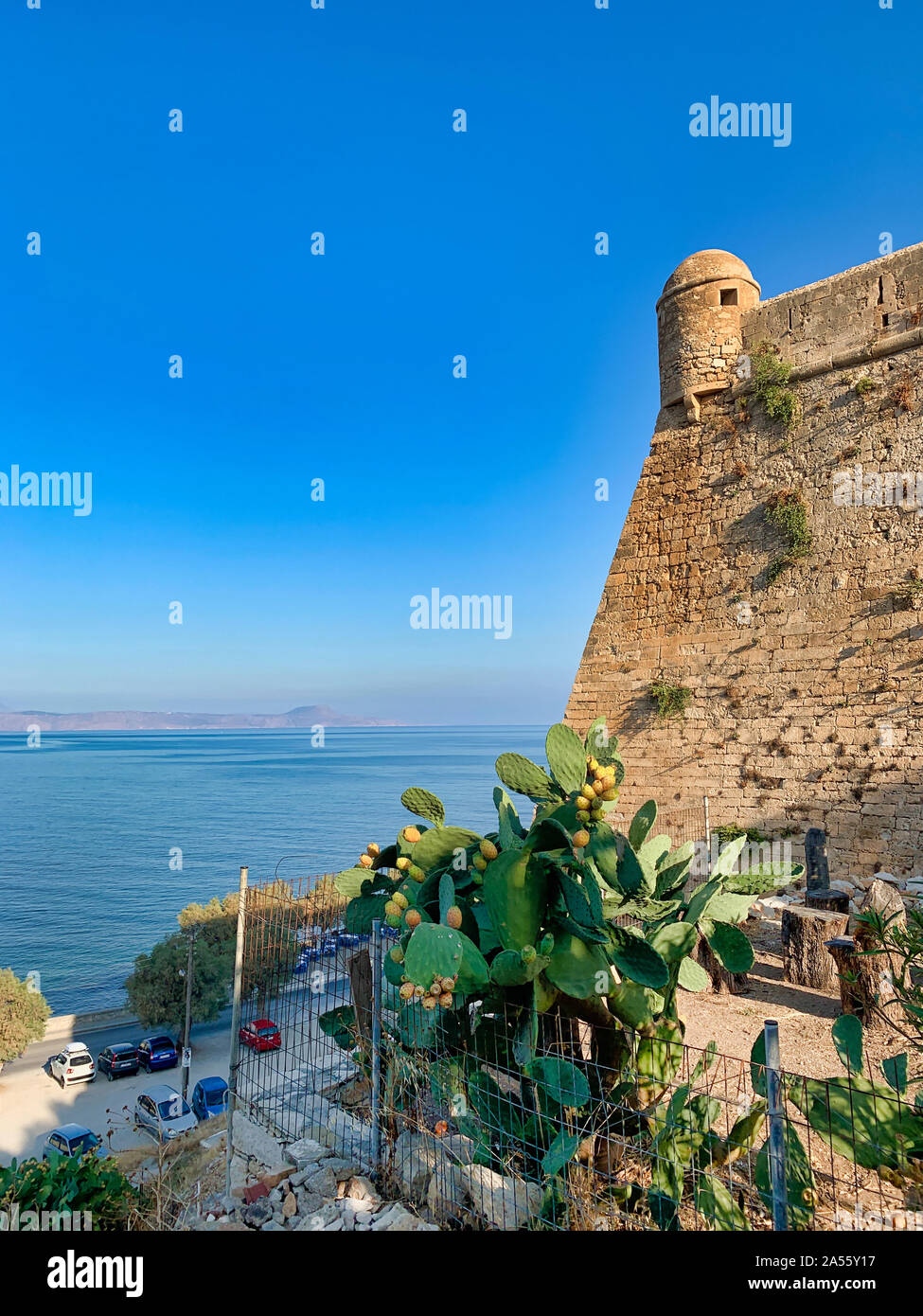 Blauer Himmel und hohen Mauern der Burg Stockfoto