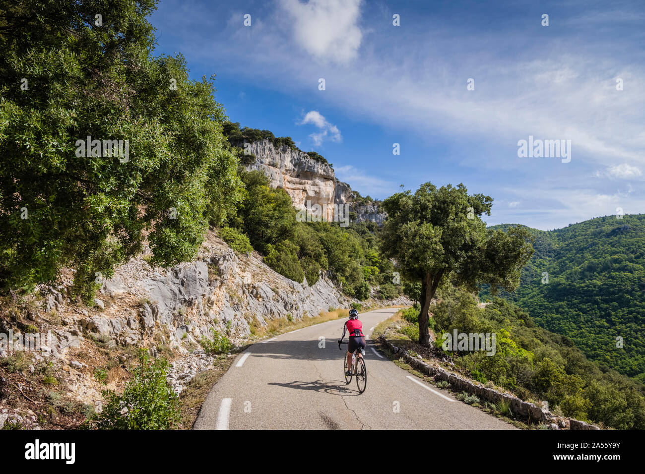 Reife weibliche Radfahrer reiten durch die Gorges de la Nesque, Provence, Frankreich. Stockfoto
