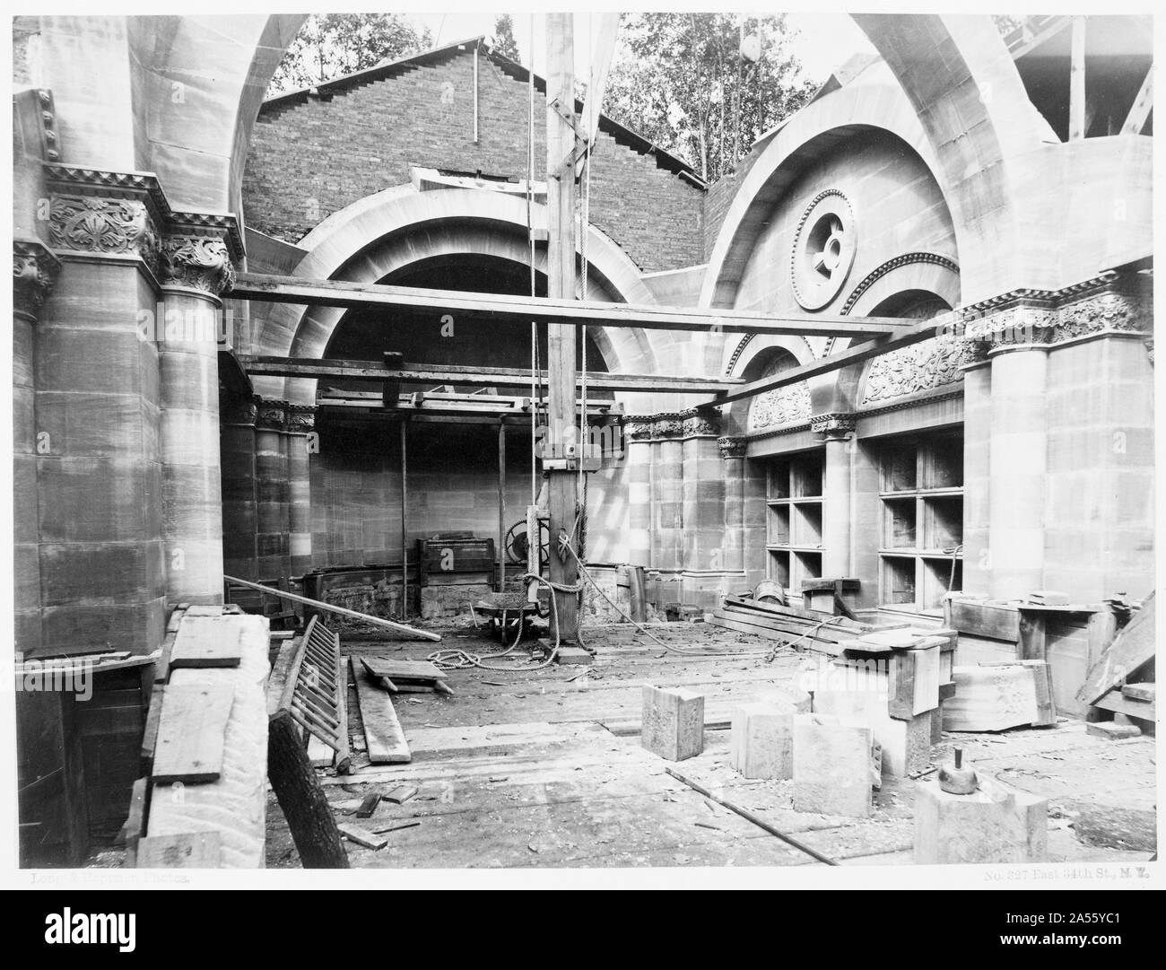 Vanderbilt Mausoleum, Mährische Friedhof, New Dorp, Staten Island, New York. Blick auf den Innenbereich während der Bauphase] / Lange & Heppner, Fotos Stockfoto