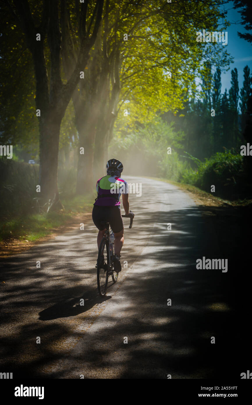 Reife weibliche Radfahrer Radfahren die Gassen der Provence, Frankreich. Stockfoto