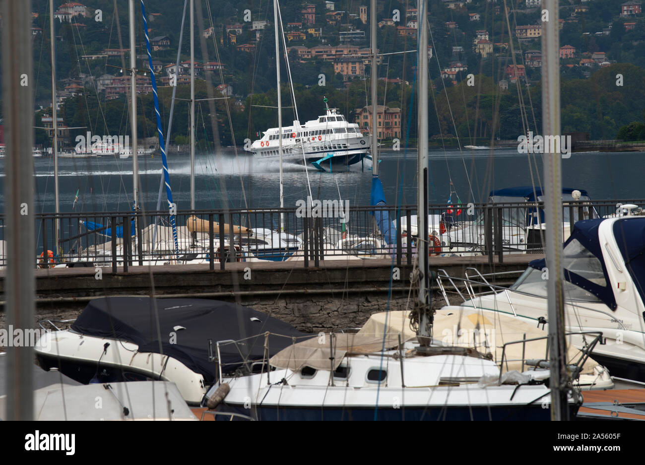 Comer See, Lombardei Italien September 2019 Die tragflächenboote Betrieben von Navigazione Laghi, Lord Byron die Hydofoil am Comer See Como in Como Hafen ist ein Ci Stockfoto