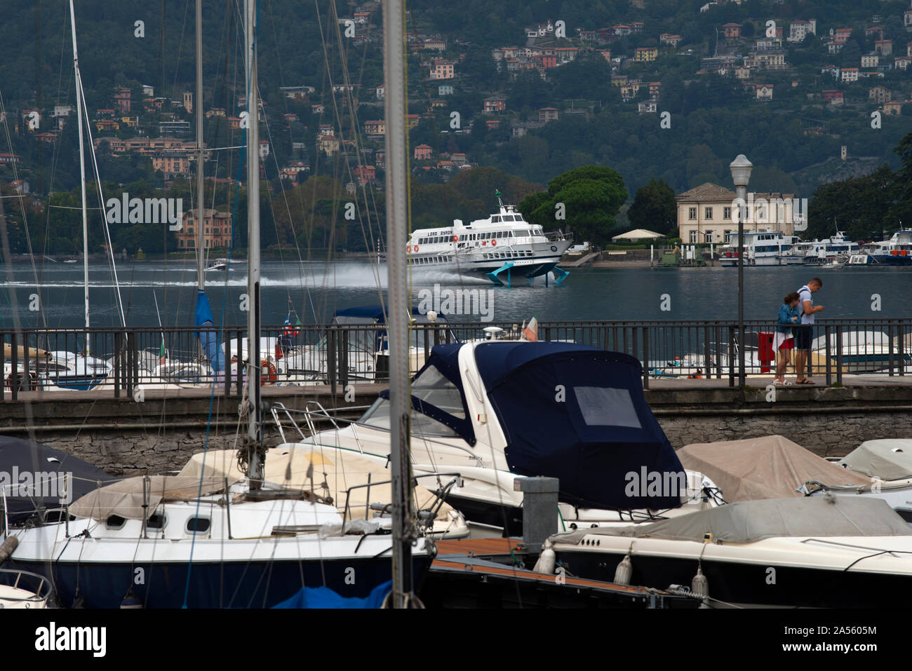 Comer See, Lombardei Italien September 2019 Die tragflächenboote Betrieben von Navigazione Laghi, Lord Byron die Hydofoil am Comer See Como in Como Hafen ist ein Ci Stockfoto