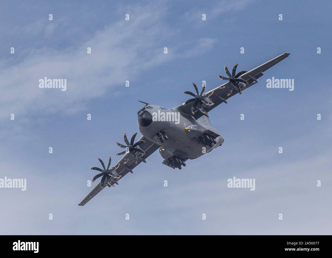 A400 militärische Flugzeuge in niedriger Höhe drehen Stockfoto