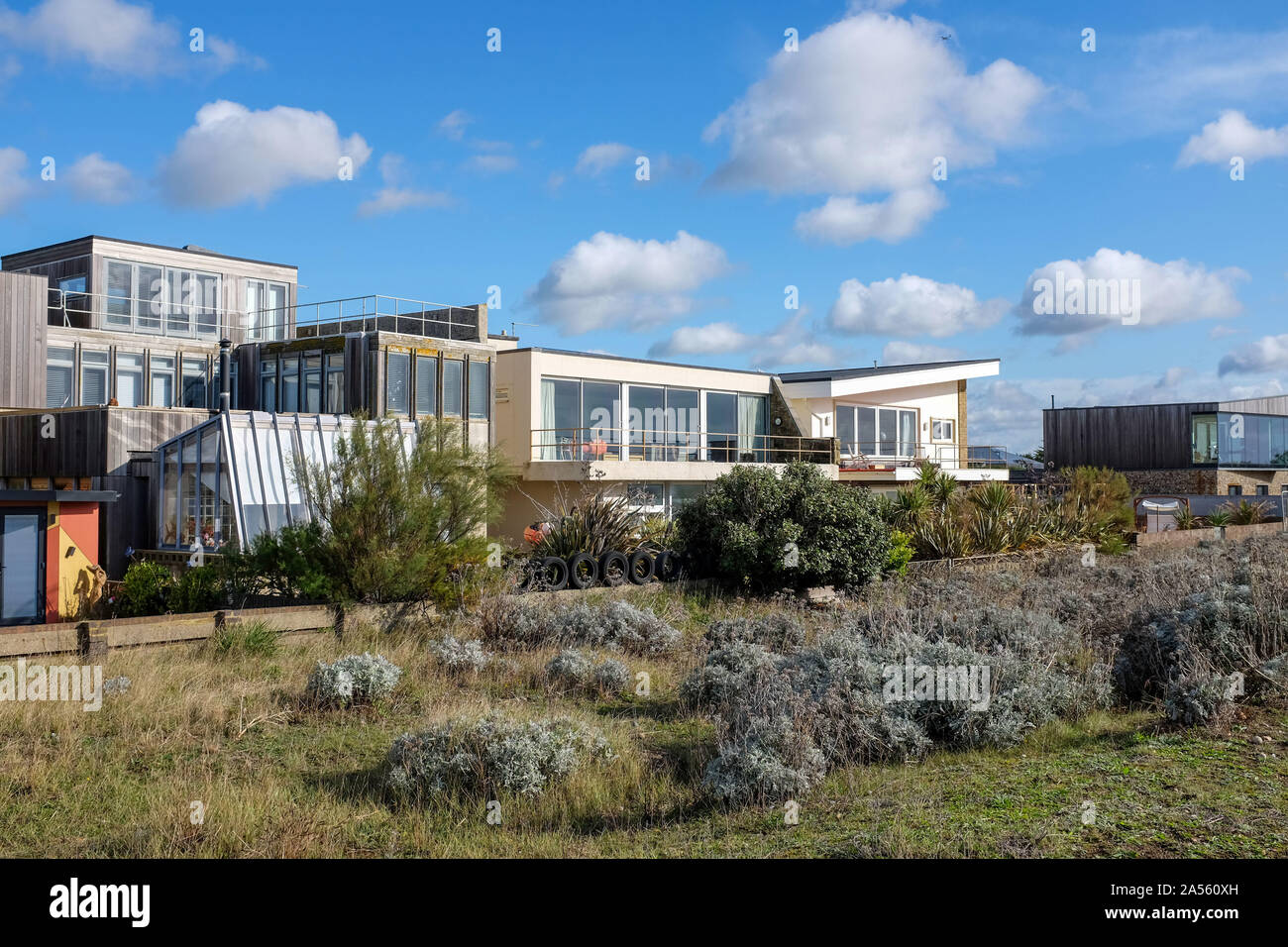 Shoreham durch Sea West Sussex UK-Eigenschaften mit Blick auf das Meer im exklusiven Shoreham Strand Foto von Simon Dack Stockfoto