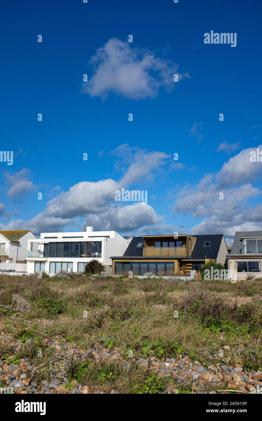 Shoreham durch Sea West Sussex UK-Eigenschaften mit Blick auf das Meer im exklusiven Shoreham Strand Foto von Simon Dack Stockfoto