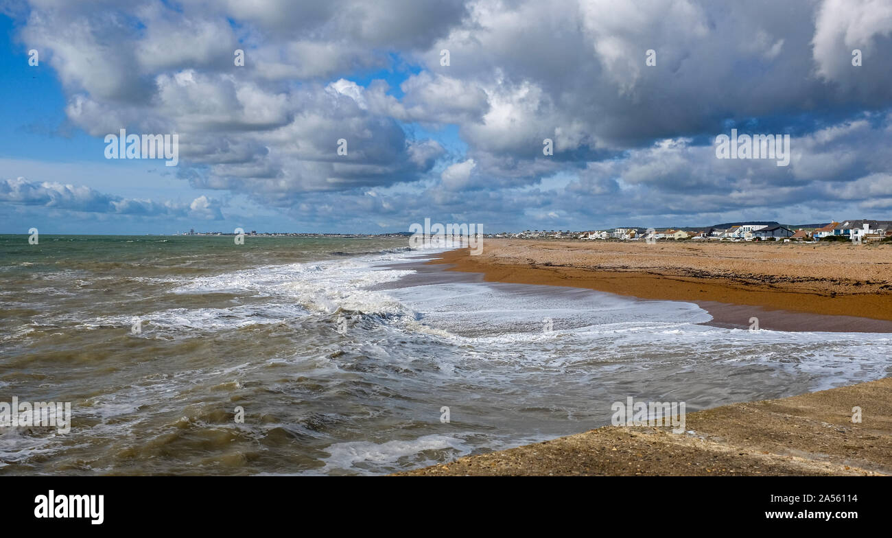 Shoreham durch Sea West Sussex UK-Eigenschaften mit Blick auf das Meer im exklusiven Shoreham Strand Stockfoto