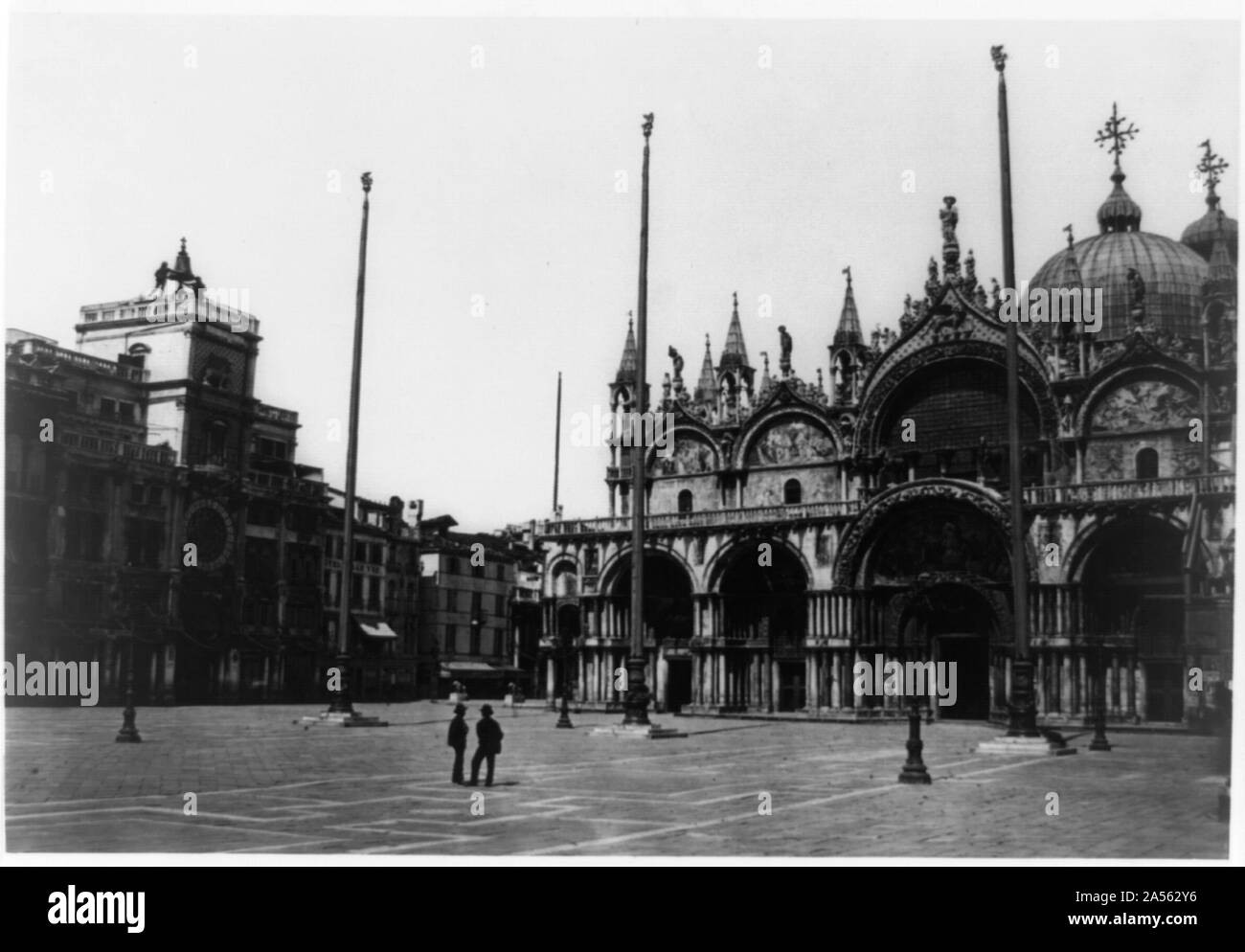 Venedig, Italien. Die Fassade der St. Mark's Church und clocktower, in 1496 erbaut von Petro Lombardo Stockfoto
