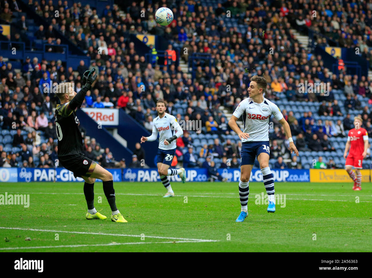 5. Oktober 2019, Deepdale, Preston, England; Sky Bet Meisterschaft, Preston North End v Barnsley: Josh Harrop (10) von Preston North End Chips der Torwart Bradley Collins (40) Barnsley in der 77. Minute das 5-1, Preston Credit: Conor Molloy/News Bilder Stockfoto