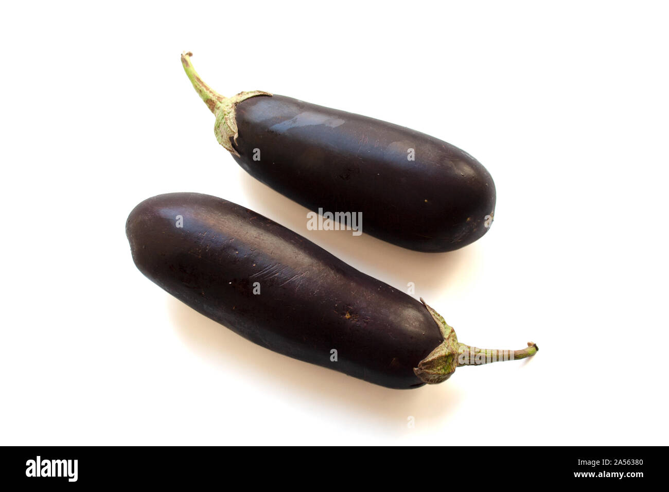Zwei reife Auberginen auf weißem Hintergrund Stockfoto