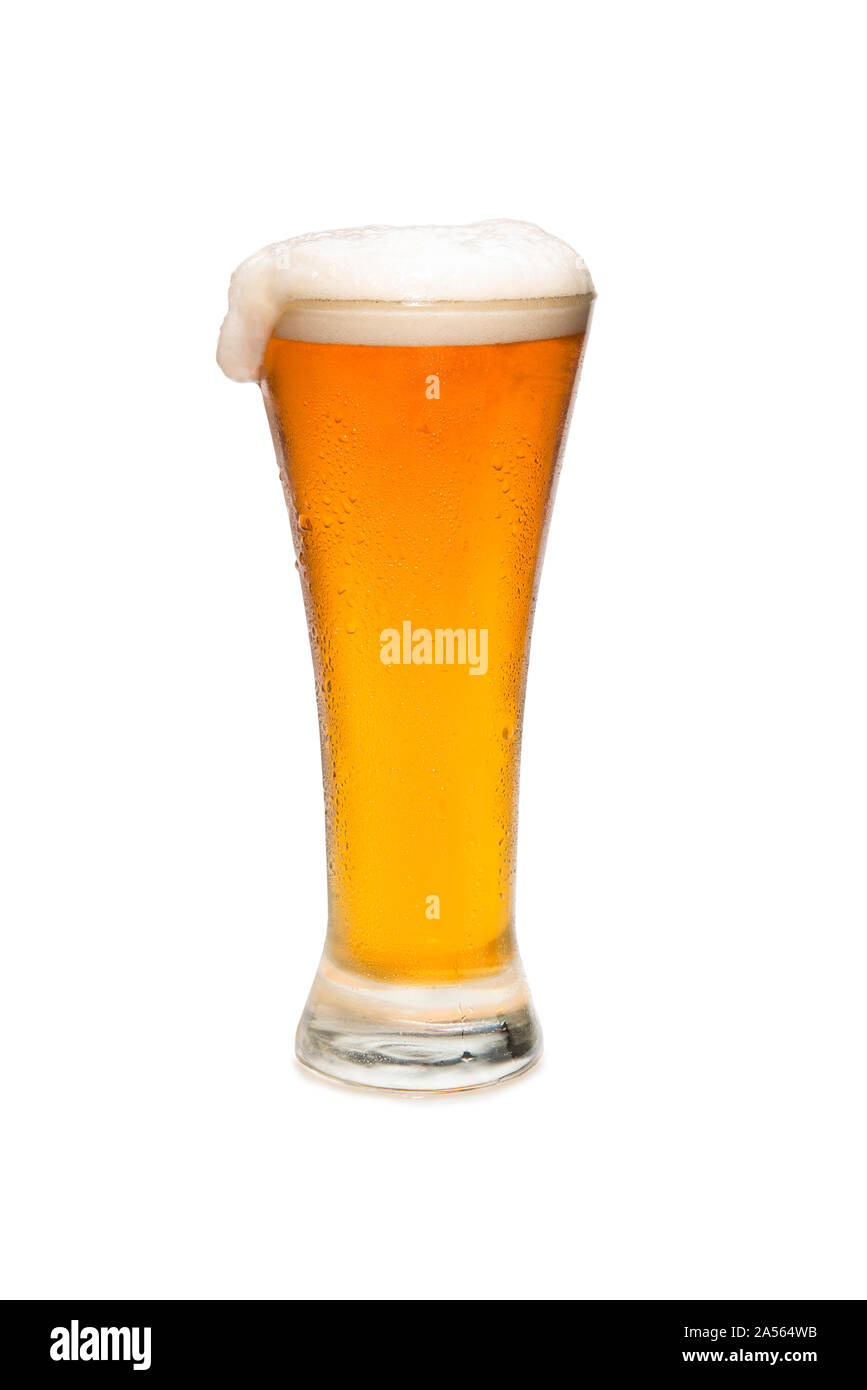 Bier in einem Pilsner Glas mit Schaum oben Isoliert gegen den weißen Hintergrund Stockfoto