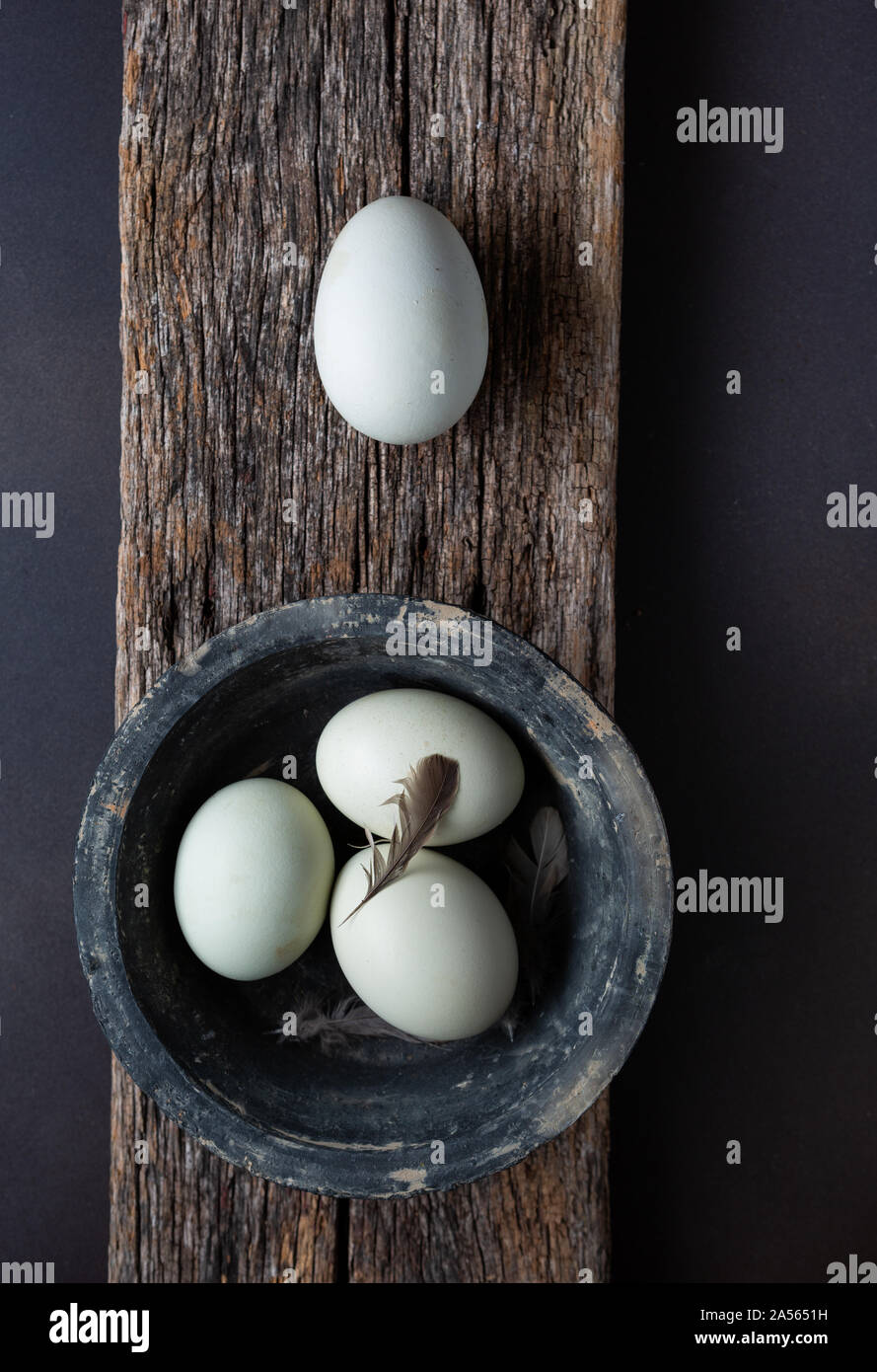Ansicht von oben Der blaue Eier aus Freilandhaltung im rustikalen Schüssel auf einer hölzernen Oberfläche Stockfoto