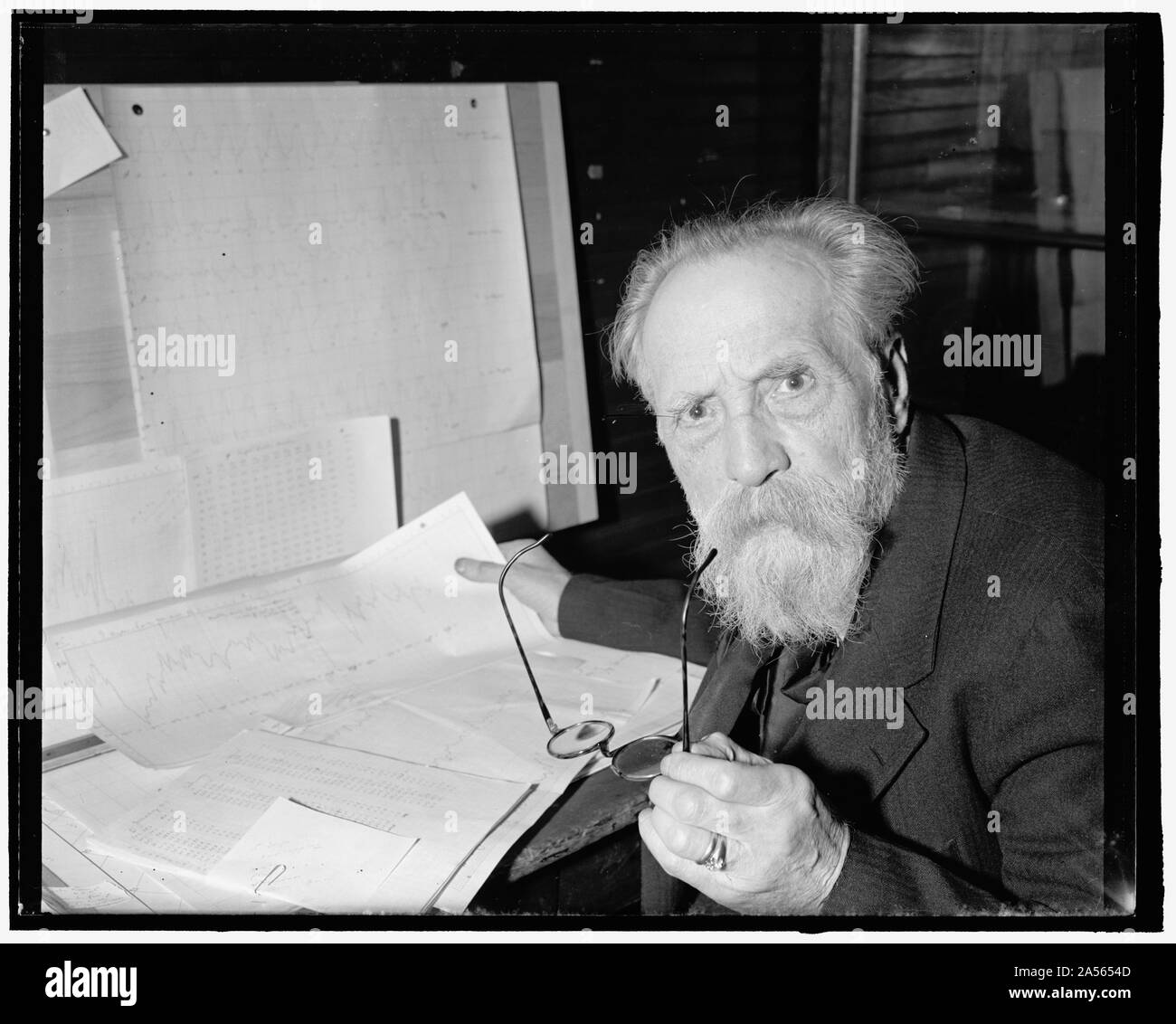Veteran polnische Wetter Experte verbindet Mitarbeiter der Smithsonian Institution. Washington, D.C., 14. Mit Haus-, Labor- und wertvolle Aufzeichnungen der Jahre vermutlich in der jüngsten polnischen Krieg verloren, Dr. Henryk Arctowski, der Universität von Lwow, eines von Polens vor allem Wissenschaftler und ehemalige Antarktis, hat an die Smithsonian Institution die monumentale Aufgabe der Bestimmung direkte Auswirkungen von Veränderungen der Strahlung der Sonne auf das Wetter auf der Erde begann. In allen Ländern als einer der größten lebenden Behörden auf Welt Wetter erkannt, Dr. Arctowski setzt seine Studien in e Stockfoto Veteran polnische Wetter Experte verbindet Mitarbeiter der Smithsonian Institution. Washington, D.C., 14. Mit Haus-, Labor- und wertvolle Aufzeichnungen der Jahre vermutlich in der jüngsten polnischen Krieg verloren, Dr. Henryk Arctowski, der Universität von Lwow, eines von Polens vor allem Wissenschaftler und ehemalige Antarktis, hat an die Smithsonian Institution die monumentale Aufgabe der Bestimmung direkte Auswirkungen von Veränderungen der Strahlung der Sonne auf das Wetter auf der Erde begann. In allen Ländern als einer der größten lebenden Behörden auf Welt Wetter erkannt, Dr. Arctowski setzt seine Studien in e Stockfoto
