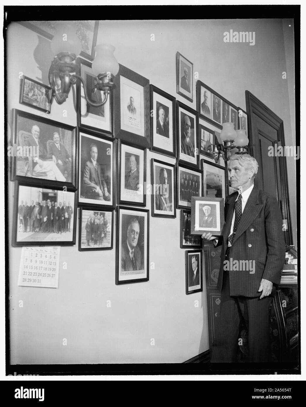 Veteran Kansas Senator sammelt handsignierte Fotos von Prominenten. Washington, D.C., 31. 74 Jahre alten Senator Arthur Capper, Verleger und Senator für 21 Jahre, hat eine Sammlung von seltenen Autographen von Menschen festgestellt, die er gemeinsam über einen Zeitraum von mehreren Jahren gebracht hat. Bilder in Frames fast vollständig sein Büro. Hier ist er mit der Teil betreffend die Autogramme von jeder Präsident seit Teddy Roosevelt gezeigt. Es war dieses Bild, der ihn auf seinen Hobby begann Stockfoto