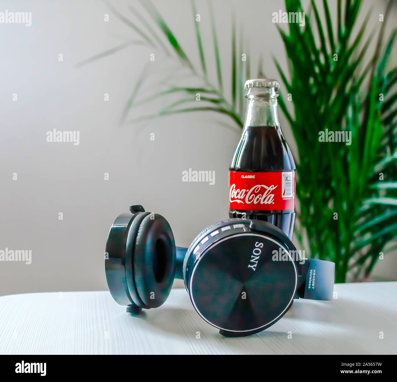 Einzelne coca cola flasche -Fotos und -Bildmaterial in hoher Auflösung –  Alamy