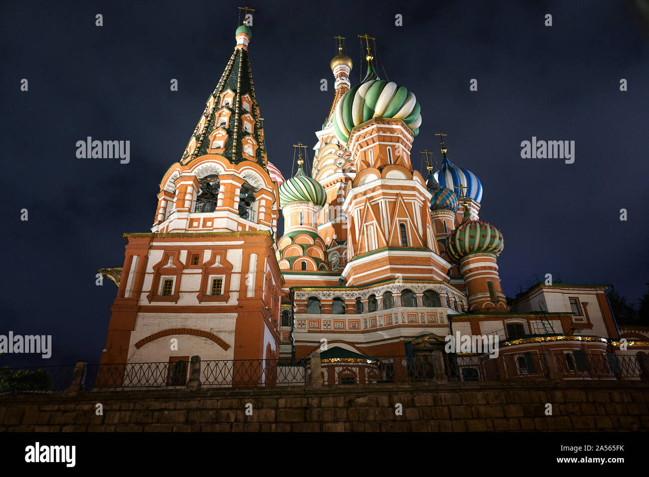 Die Kathedrale von Vasily dem gesegnet, wie Basilius-kathedrale bekannt, ist eine Kirche auf dem Roten Platz in Moskau und gilt als Symbol des Landes angesehen. Stockfoto