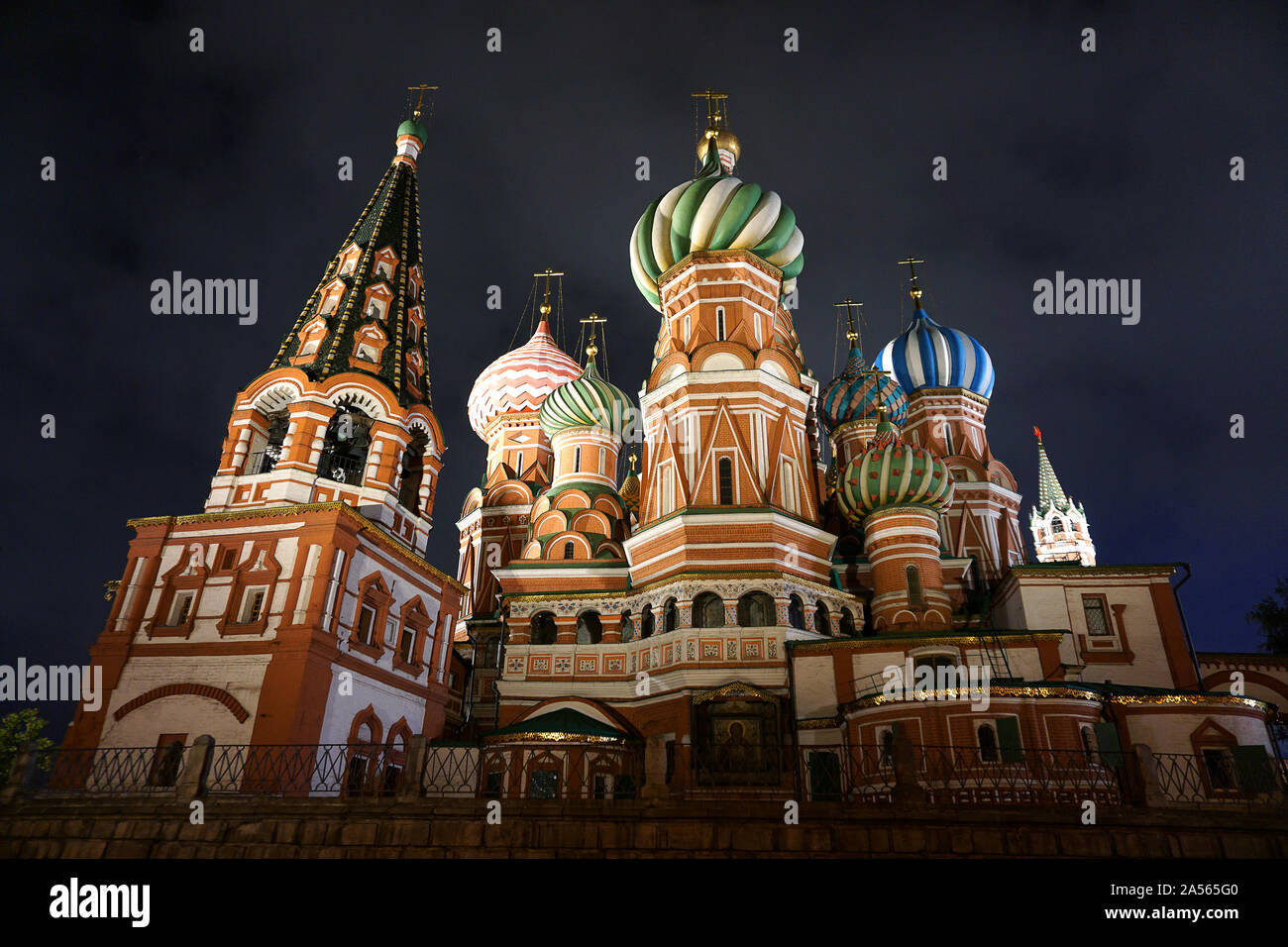 Die Kathedrale von Vasily dem gesegnet, wie Basilius-kathedrale bekannt, ist eine Kirche auf dem Roten Platz in Moskau und gilt als Symbol des Landes angesehen. Stockfoto