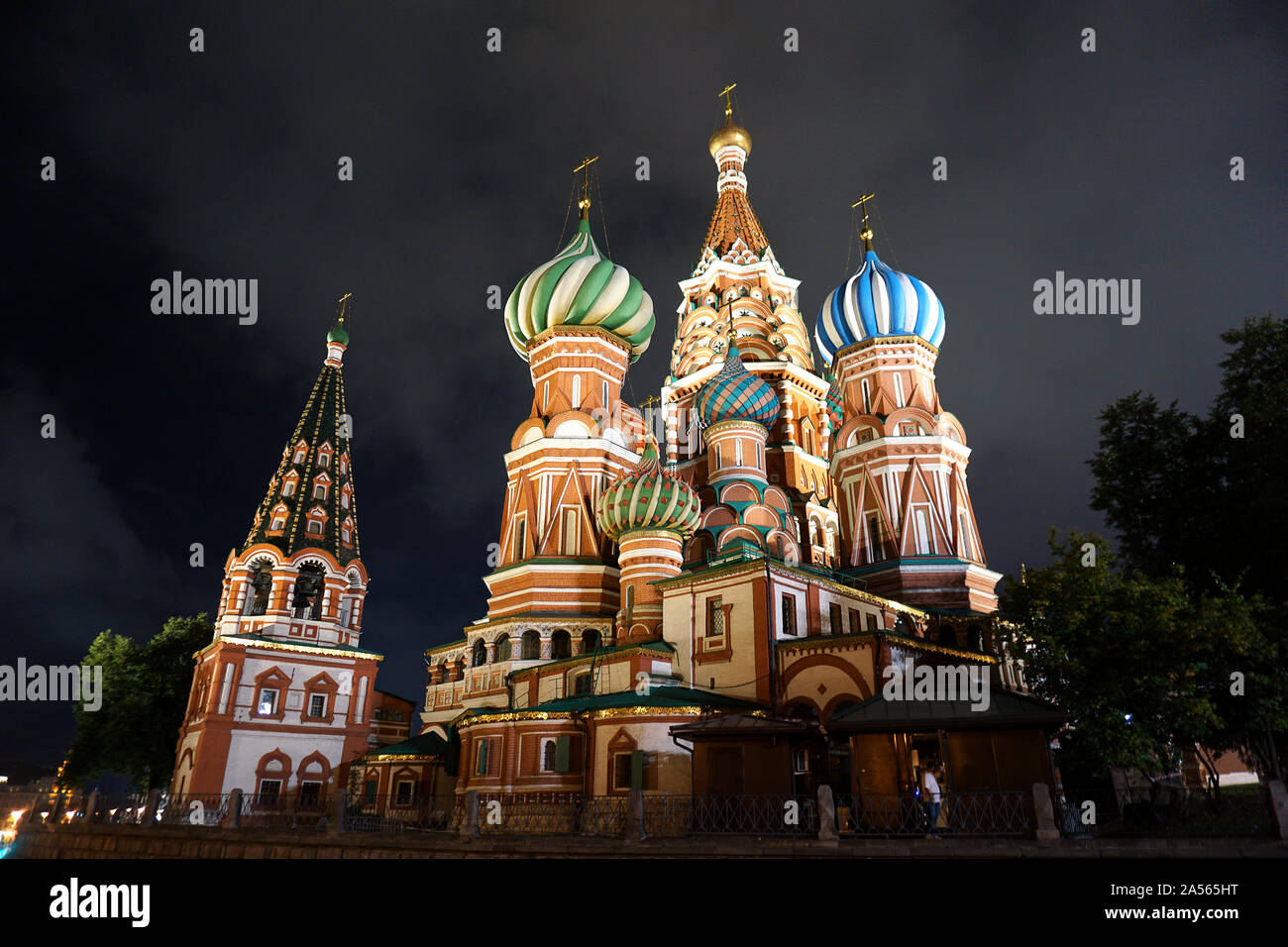 Die Kathedrale von Vasily dem gesegnet, wie Basilius-kathedrale bekannt, ist eine Kirche auf dem Roten Platz in Moskau und gilt als Symbol des Landes angesehen. Stockfoto