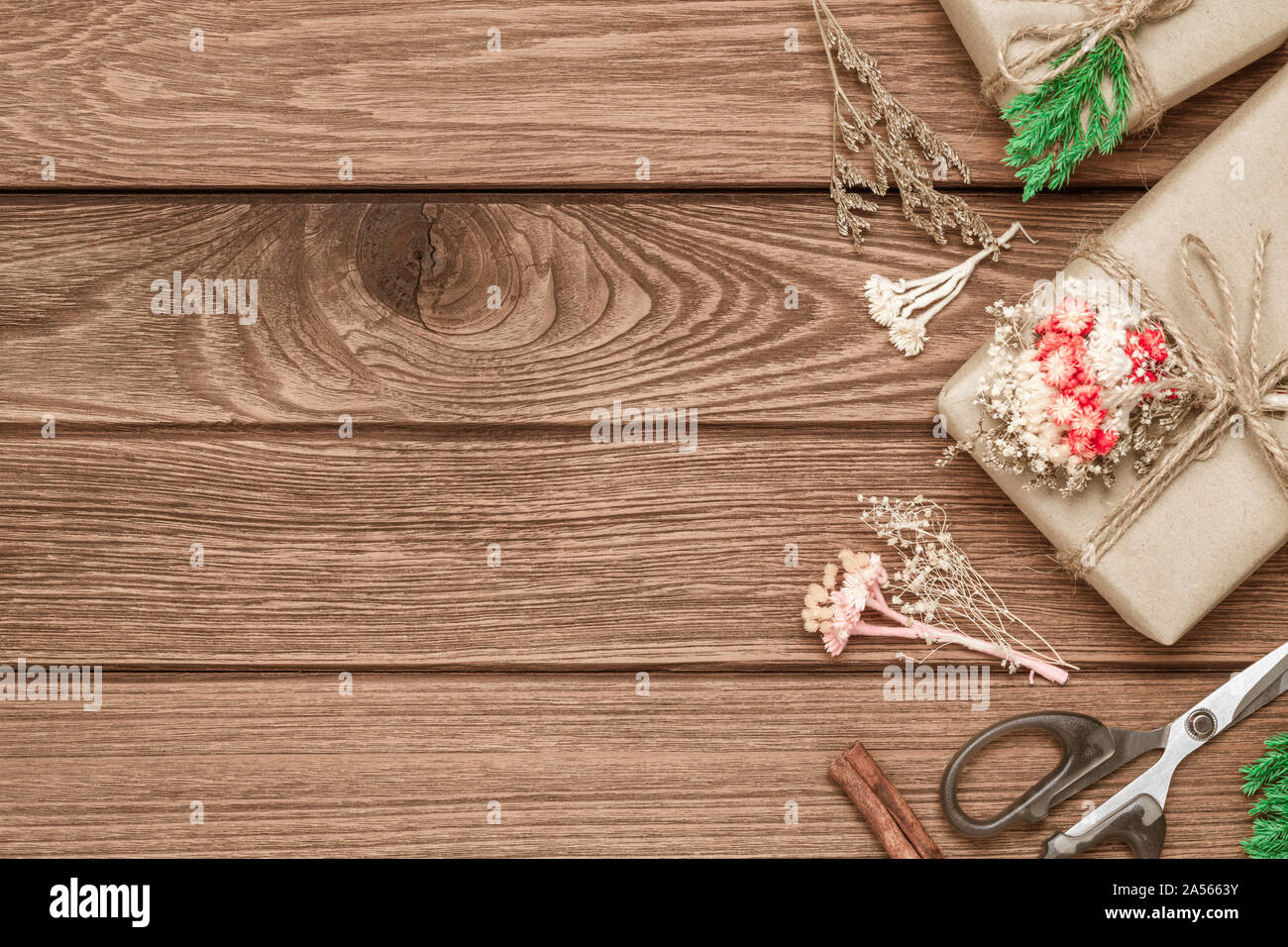 Handgefertigte DIY Weihnachten Geschenk Box auf Holz Hintergrund. Natürliche vorhanden Boxen für Weihnachten, Silvester oder andere Jubiläum. Grußkarte mit Kopie sp Stockfoto