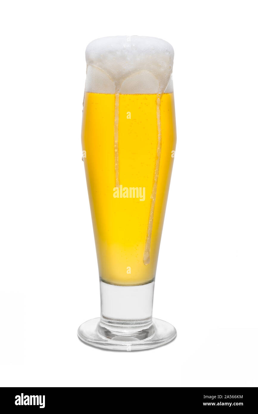 Klassische Pilsner Bier mit Schaumkrone und tropft das Laufen über Rim #2. Stockfoto