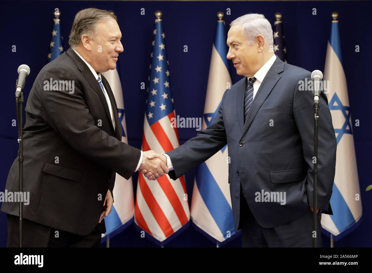 Jerusalem, Israel. Okt, 2019 18. Us-Außenministerin Mike Pompeo, Links, schüttelt Hände mit Benjamin Netanjahu, während einer Sitzung, in der Residenz des Ministerpräsidenten in Jerusalem am Freitag, 18. Oktober 2019. Pool Foto von Sebastian Scheiner/UPI Quelle: UPI/Alamy leben Nachrichten Stockfoto