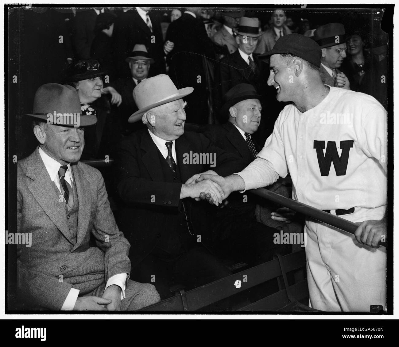 Vice President der Wunsch wird wahr. Washington, D.C., am 18. April. Vice President Garner's Wunsch im letzten Jahr, dass Zeke Donura, White Sox slugging erste Basisspieler, ein Mitglied der Washington Mannschaft dieses Jahr sein würde, erfüllte sich heute als die großen italienischen Die erste Station im Opener der Jahreszeit zwischen den Senatoren und den Philadelphia Athletics abgedeckt. Die v.p. ist Gruß Donura, 4/18/38 Stockfoto