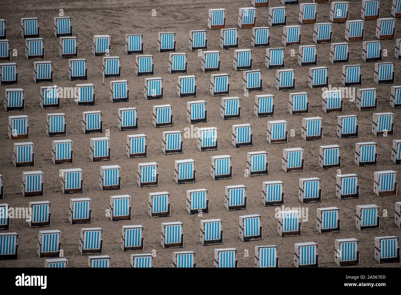 Rostock, Deutschland. Okt, 2019 18. Rostock, Deutschland, 18. Oktober 2019: Impressionen - Warnemünde - 18.10.2019 Strandkoerbe bis zu einem großen Herzen gesetzt wurde am Strand von Warnemünde, Feature/Symbol/Symbolfoto/charakteristisch/Detail/| Verwendung der weltweiten Kredit: dpa/Alamy leben Nachrichten Stockfoto