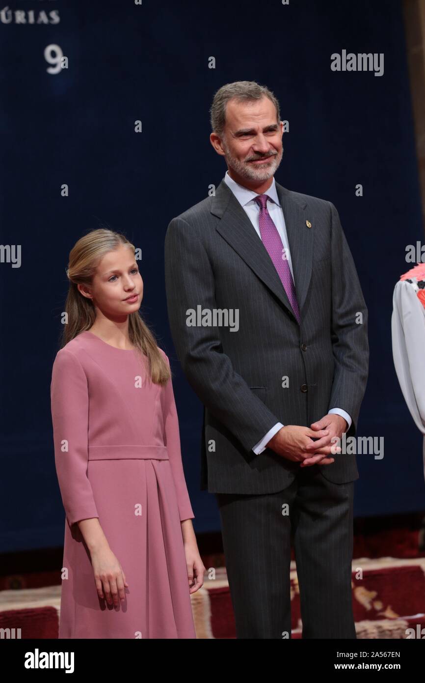 Oviedo, Spanien; 10/18/2019. - Previus auf die Zeremonie der Prinzessin von Asturien Auszeichnungen von Spanien, dies ist das erste Mal und die erste formelle Akt der Prinzessin, König Felipe VI von Queen Letizia und ihren Töchtern Leonor Prinzessin von Asturien und Sofia infanta begleitet. Sie erhalten verschiedene soziale Gruppen in Publikum an der Reconquista Hotel in der Stadt von Oviedo. foto: Juan Carlos Rojas/Picture Alliance | Verwendung weltweit Stockfoto