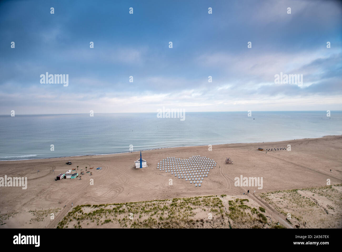 Rostock, Deutschland. Okt, 2019 18. Rostock, Deutschland, 18. Oktober 2019: Impressionen - Warnemünde - 18.10.2019 Strandkoerbe bis zu einem großen Herzen gesetzt wurde am Strand von Warnemünde, Feature/Symbol/Symbolfoto/charakteristisch/Detail/| Verwendung der weltweiten Kredit: dpa/Alamy leben Nachrichten Stockfoto