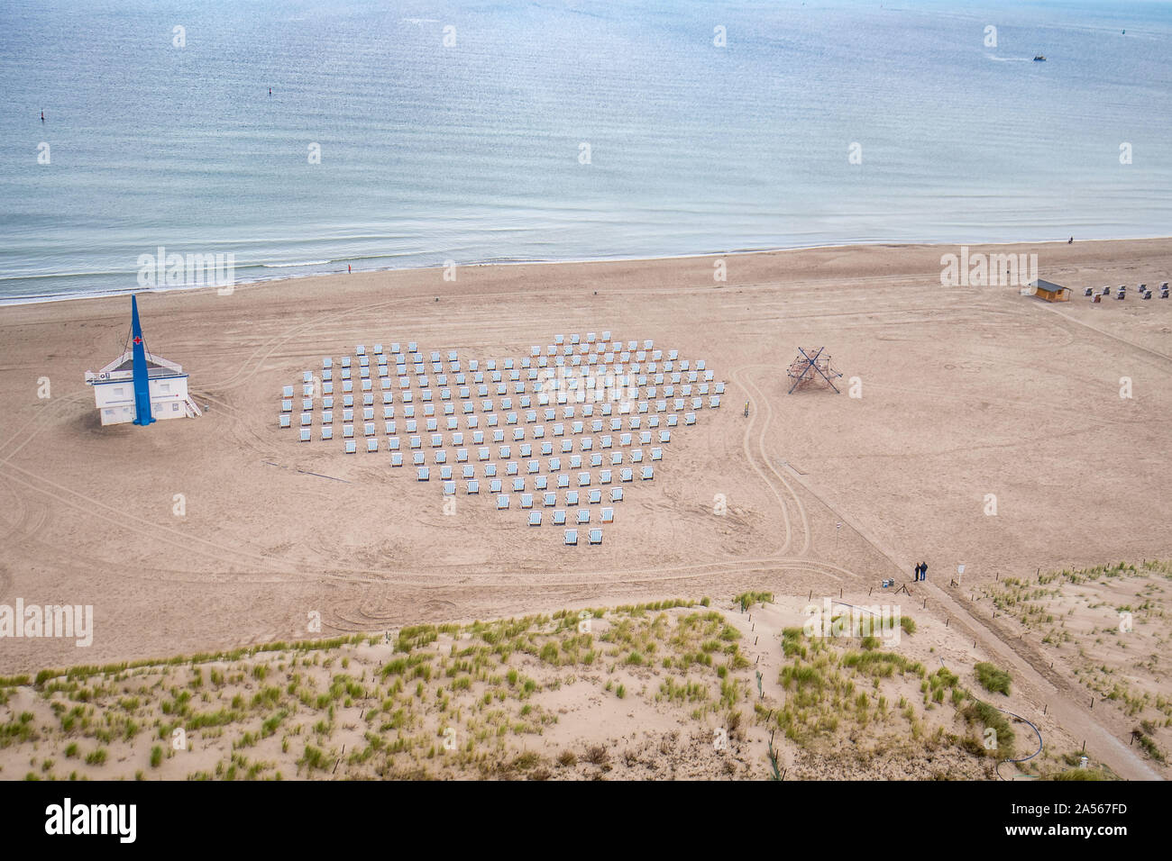 Rostock, Deutschland. Okt, 2019 18. Rostock, Deutschland, 18. Oktober 2019: Impressionen - Warnemünde - 18.10.2019 Strandkoerbe bis zu einem großen Herzen gesetzt wurde am Strand von Warnemünde, Feature/Symbol/Symbolfoto/charakteristisch/Detail/| Verwendung der weltweiten Kredit: dpa/Alamy leben Nachrichten Stockfoto