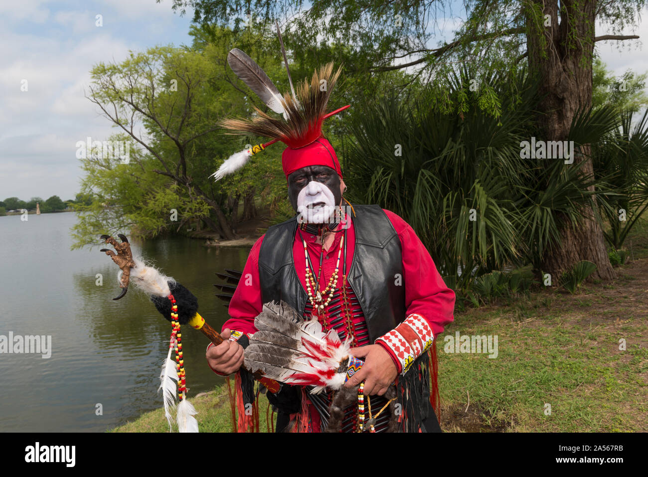 Victor Gomez, deren Erbe ist Seneca, bei den Feierlichkeiten der Traditionen Pow Wow, eine offizielle Native American Pow Wow, das Teil der jährlichen, Monat - lange Fiesta San Antonio in Texas Stockfoto