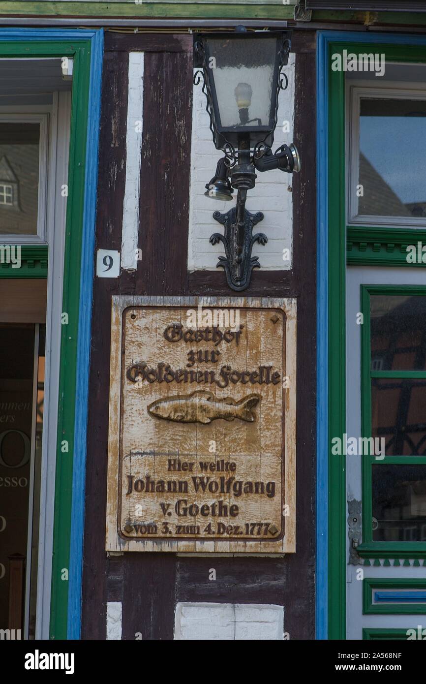Wernigerode, Deutschland 14.-15. Oktober 2019: Wernigerode Impressionen - Oktober 2019 Gasthof zur Goldenen Forelle, wo Johann Wolfgang von Goethe vom 3. bis 4. Dezember 1977 übernachtet, Fachwerk | Verwendung weltweit Stockfoto