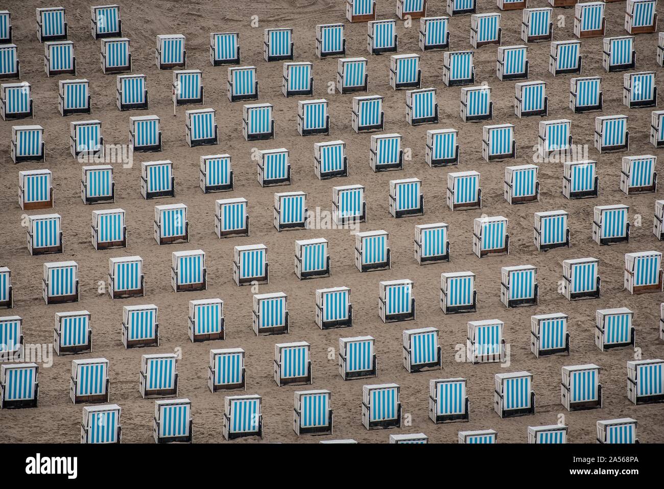 Rostock, Deutschland, 18. Oktober 2019: Impressionen - Warnemünde - 18.10.2019 Strandkoerbe bis zu einem großen Herzen gesetzt wurde am Strand von Warnemünde, Feature/Symbol/Symbolfoto/charakteristisch/Detail/| Verwendung weltweit Stockfoto