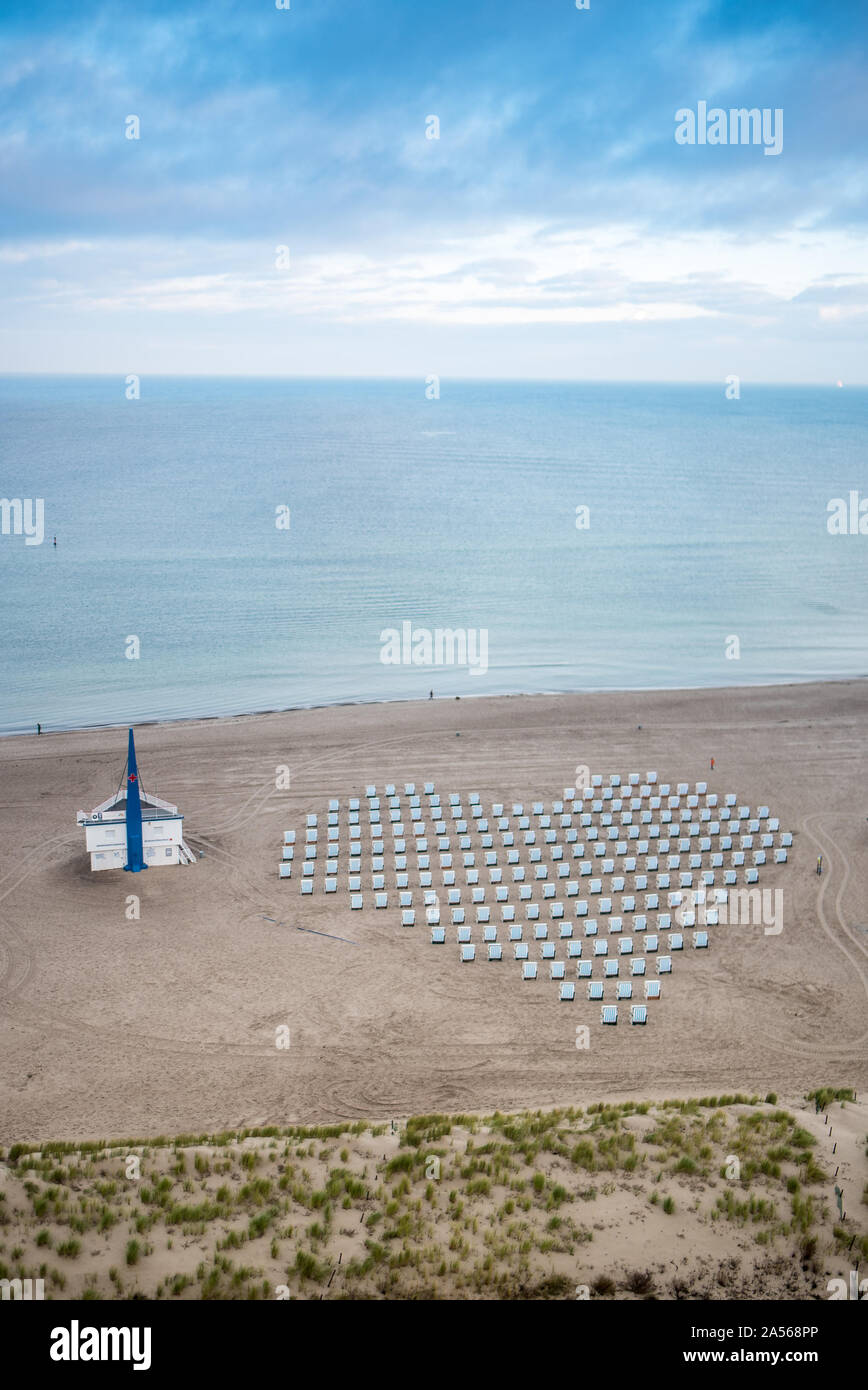 Rostock, Deutschland, 18. Oktober 2019: Impressionen - Warnemünde - 18.10.2019 Strandkoerbe bis zu einem großen Herzen gesetzt wurde am Strand von Warnemünde, Feature/Symbol/Symbolfoto/charakteristisch/Detail/| Verwendung weltweit Stockfoto