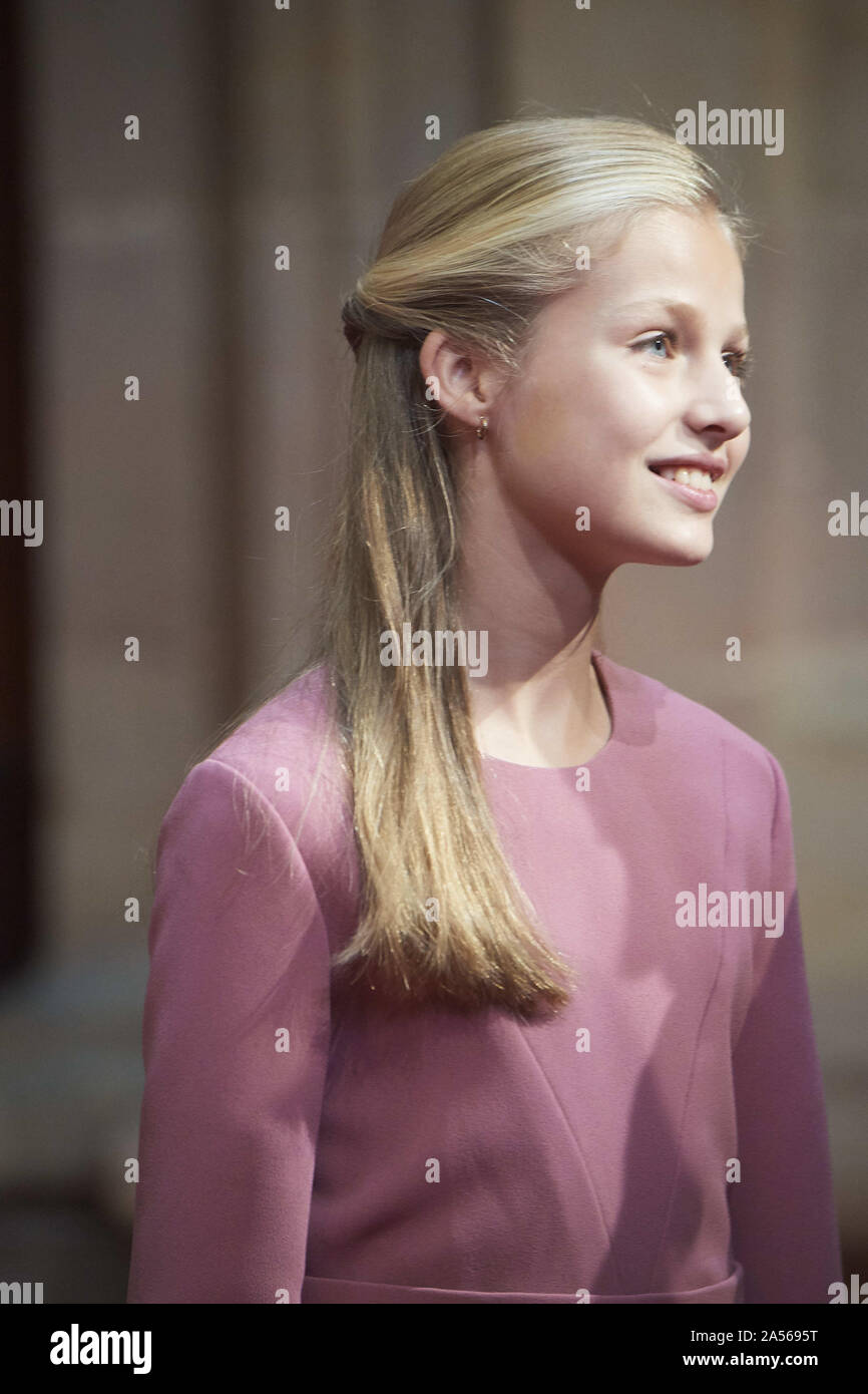 Oktober 18, 2019, Oviedo, Asturien, Spanien: Krone Prinzessin Leonor besetzten Publikum mit Gewinner des Awards 2018 Studienabschluss an der Universität von Oviedo im Reconquista Hotel am 18. Oktober 2019 in Oviedo, Spanien (Bild: © Jack Abuin/ZUMA Draht) Stockfoto