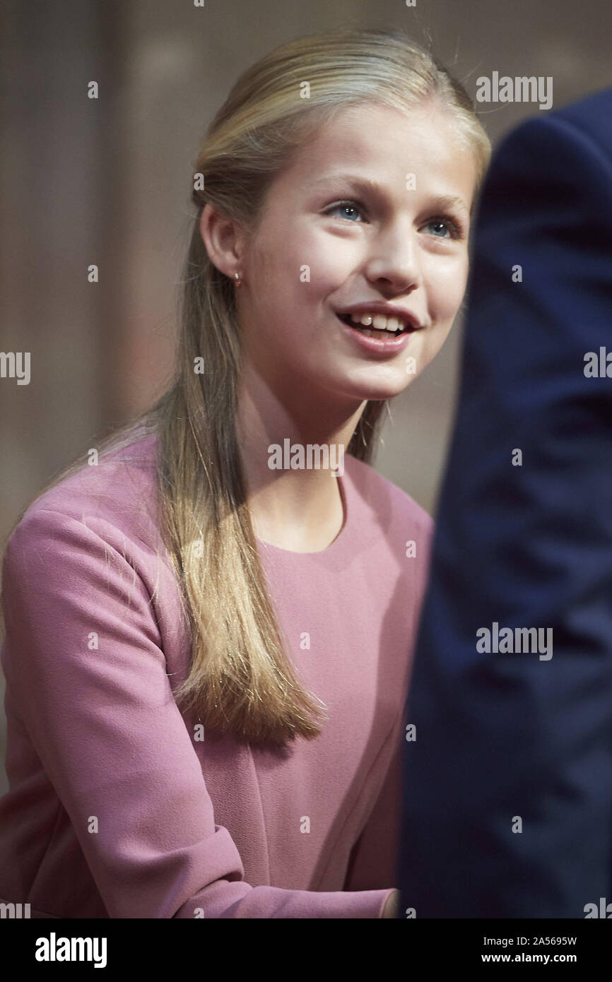 Oktober 18, 2019, Oviedo, Asturien, Spanien: Krone Prinzessin Leonor besetzten Publikum mit Gewinner des Awards 2018 Studienabschluss an der Universität von Oviedo im Reconquista Hotel am 18. Oktober 2019 in Oviedo, Spanien (Bild: © Jack Abuin/ZUMA Draht) Stockfoto