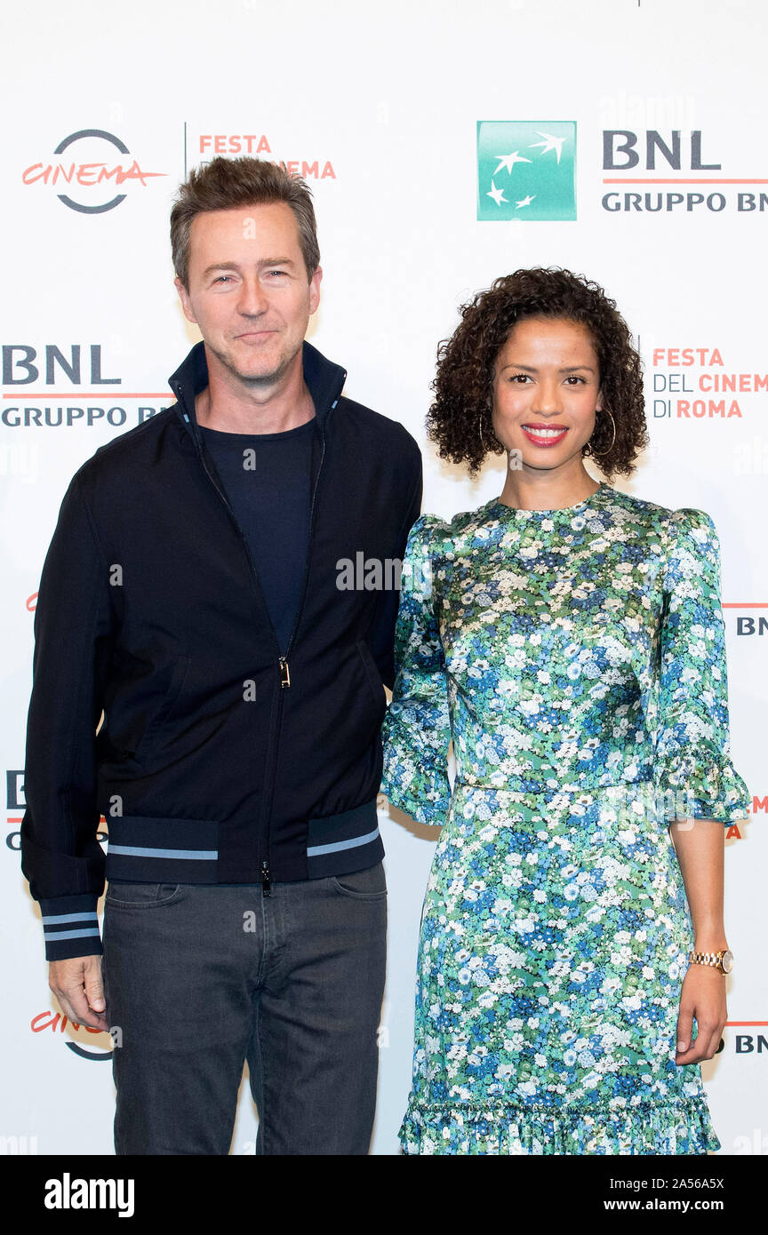 Rom, Italien. 17 Okt, 2019. Edward Norton und Gugu Mbatha-Raw am Fotoshooting der Spielfilm "otherless Brooklyn" auf der 14. Internationalen Filmfestspiele Rom/Festa del Cinema di Roma 2019 im Auditorium Parco della Musica. Rom, 17.10.2019 | Verwendung der weltweiten Kredit: dpa/Alamy leben Nachrichten Stockfoto