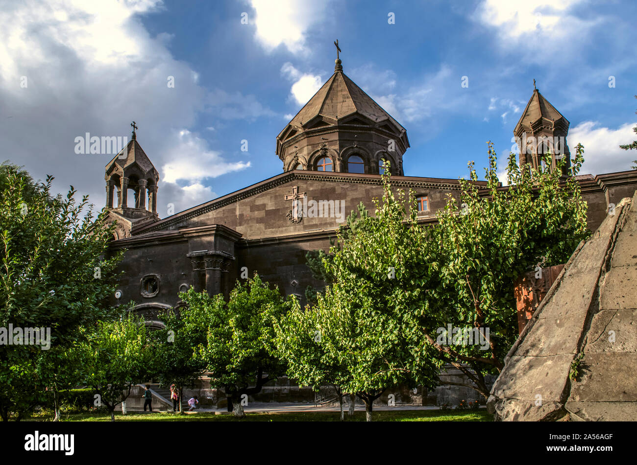 Gyumri, Armenien, 05. September 2019: Die Fassade der Kirche ist sogar Schmerzen der allerseligsten Jungfrau Maria", mit den drei wichtigsten Regenschirm Kuppeln auf dem Giebel Stockfoto