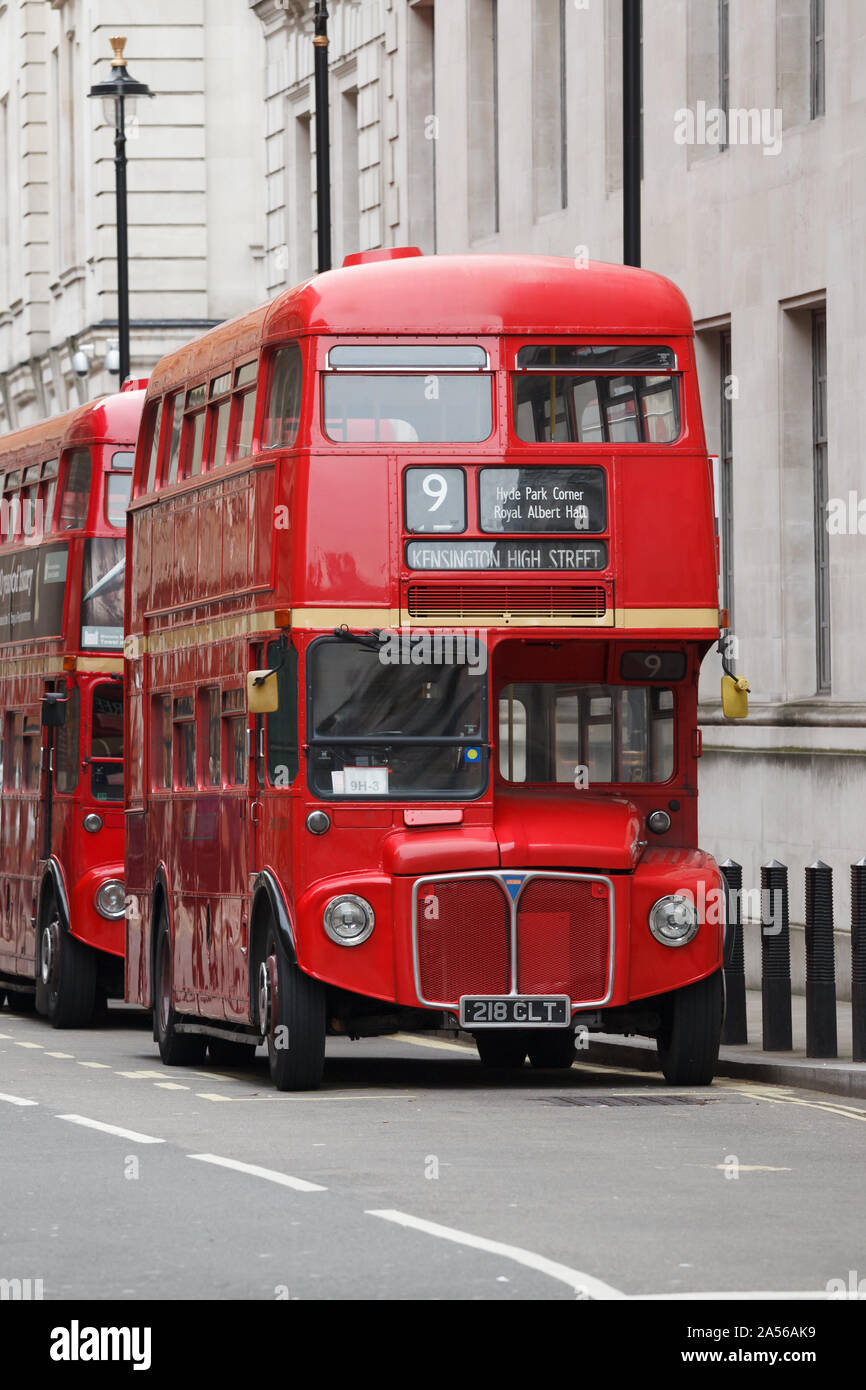 LONDON, Großbritannien - 28 Oktober, 2012: Iconic red AEC Routemaster Doppeldeckerbusse auf einer Straße in Central London geparkt Stockfoto