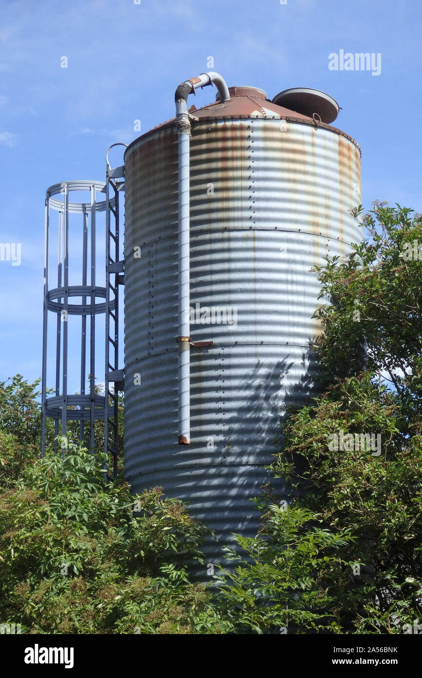 Metall verzinkt Bauernhof-korn Lebensmittel Silo, Großbritannien Stockfoto