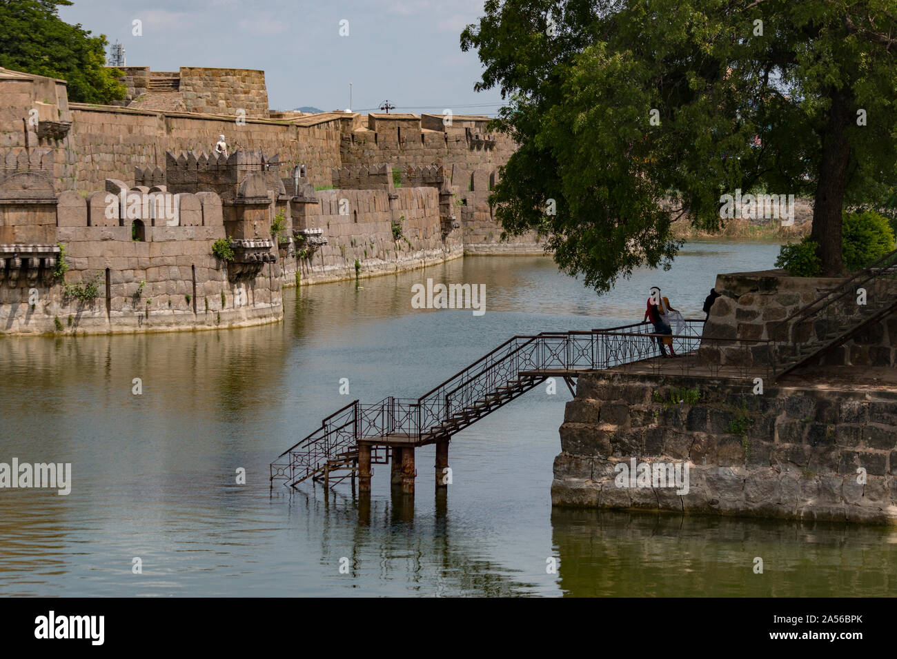 Blick vom Vellore Fort Eingang umgeben von Wasser mit der Treppe im Wasser in Indien Vellore - 2019 Stockfoto