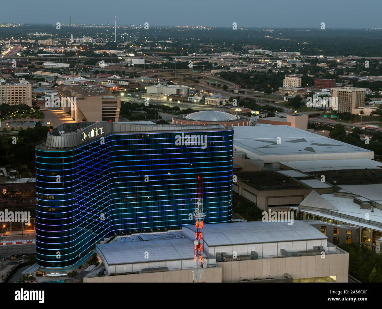 Blick von der Reunion Tower in Dallas, Texas, die sich auf die Omni Hotel Stockfoto