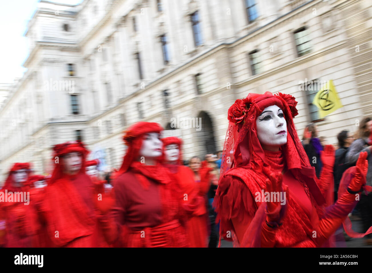 Die demonstranten vorbei an das Schatzamt in Westminster, London, während ein Aussterben Rebellion (XR) Klimawandel protestieren. Stockfoto